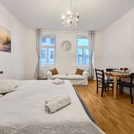 Modern Three-Bedroom, Triple King Beds Вена Экстерьер фото