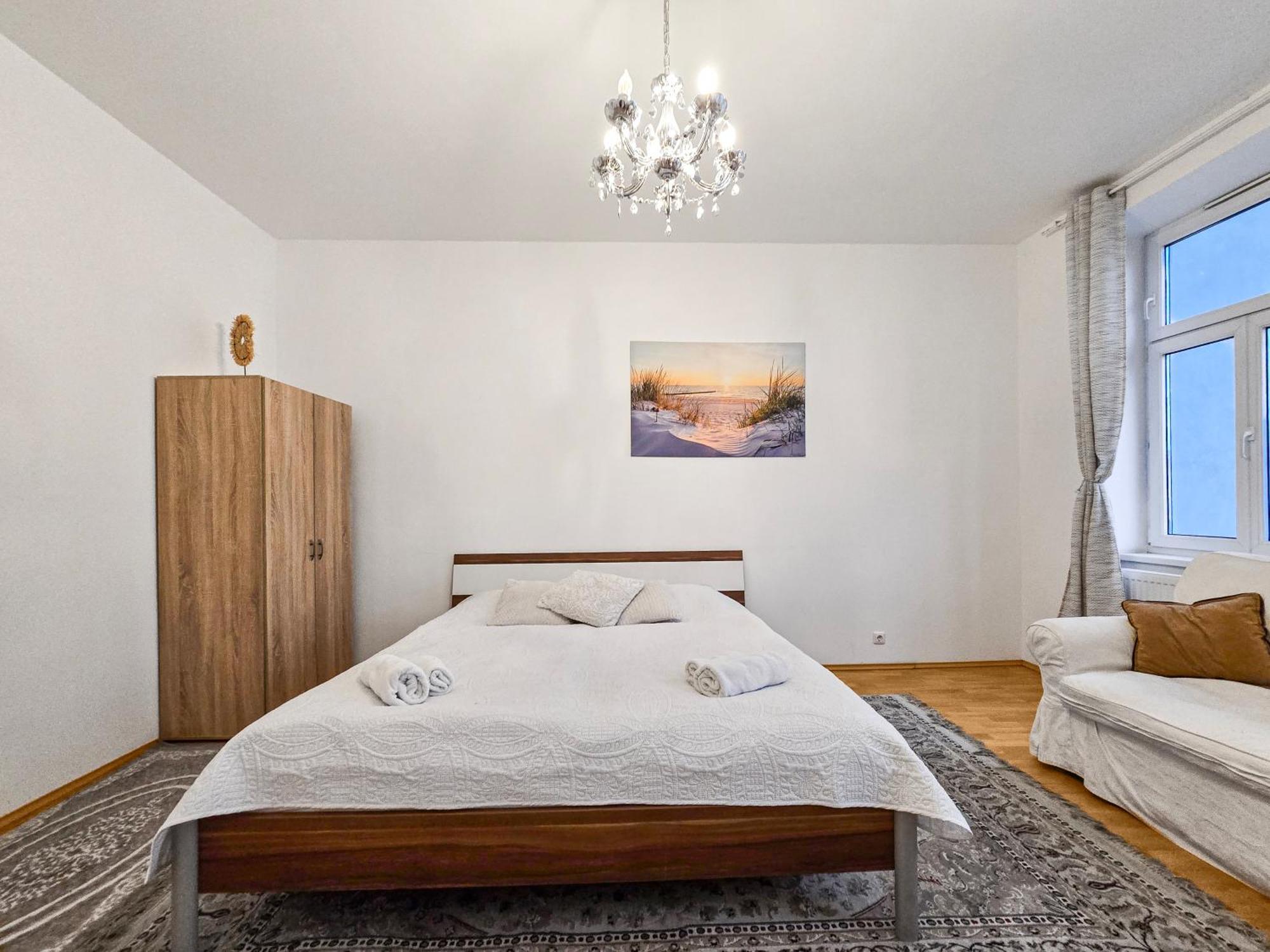 Modern Three-Bedroom, Triple King Beds Вена Экстерьер фото