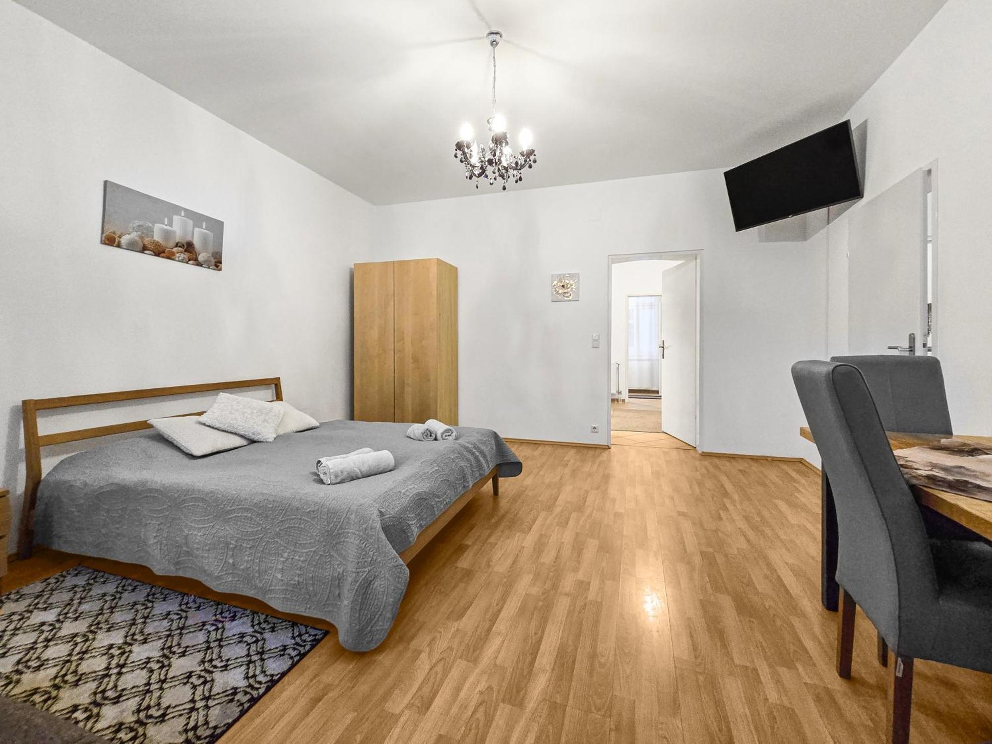 Modern Three-Bedroom, Triple King Beds Вена Экстерьер фото
