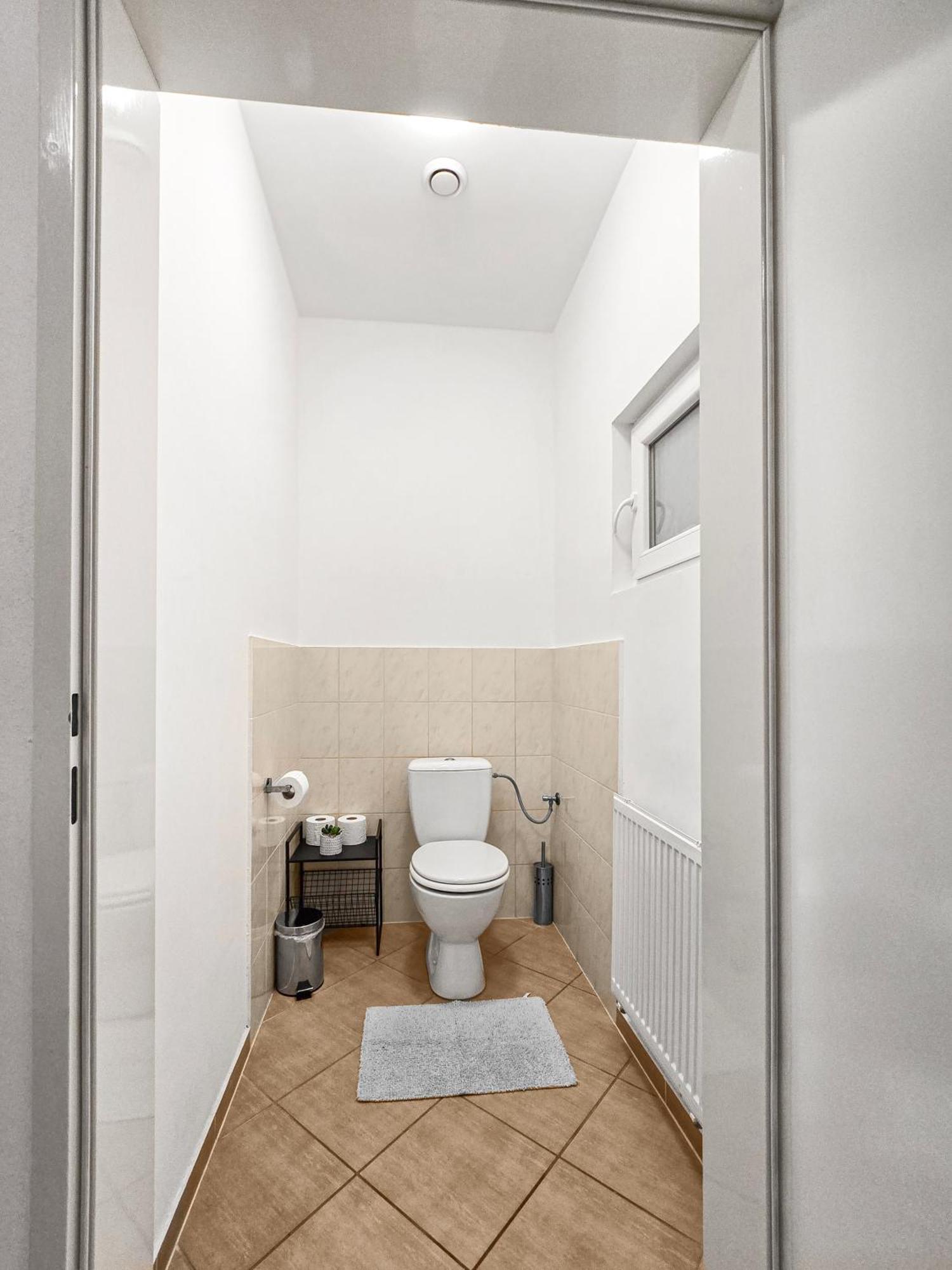Modern Three-Bedroom, Triple King Beds Вена Экстерьер фото