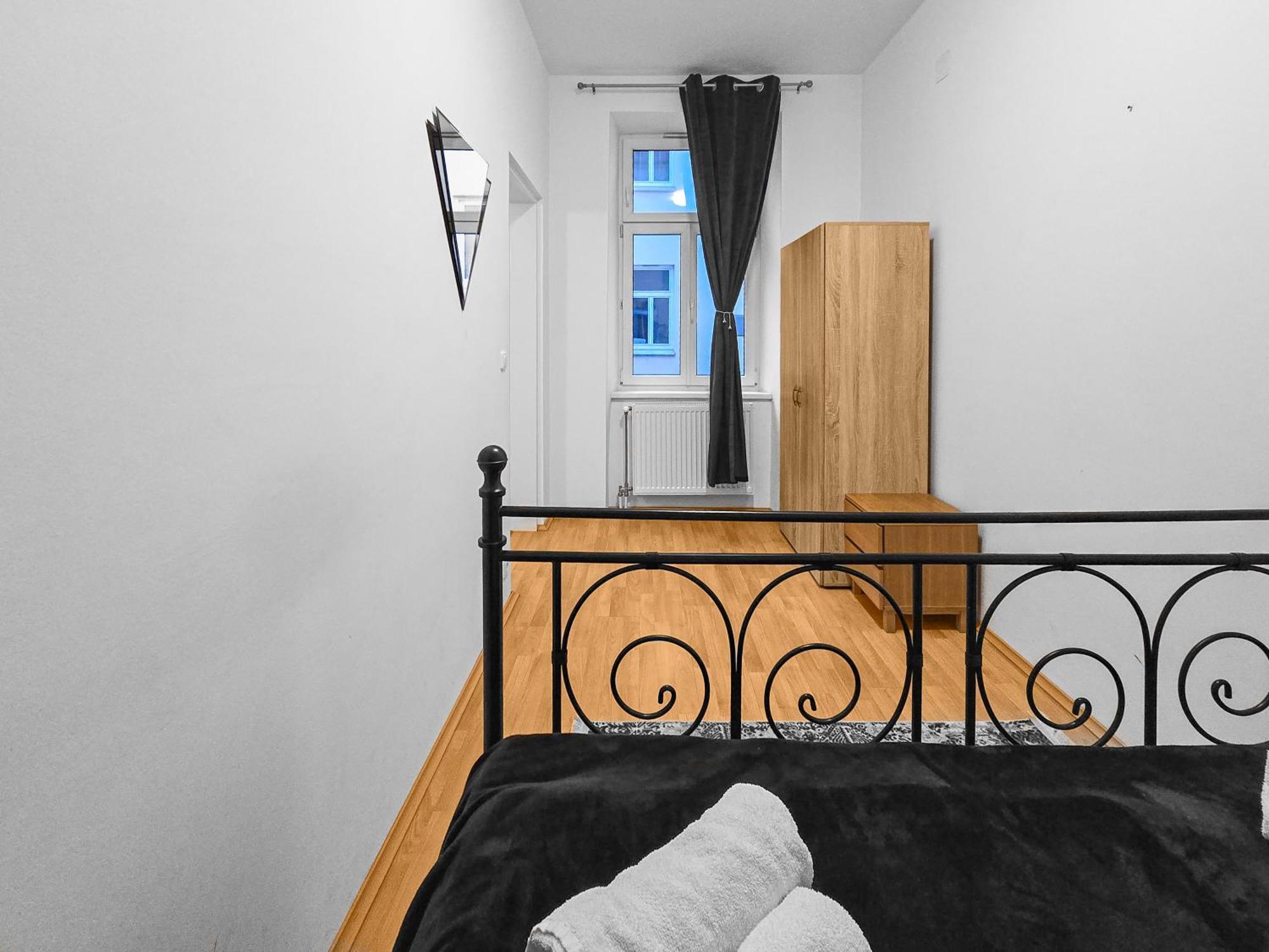 Modern Three-Bedroom, Triple King Beds Вена Экстерьер фото