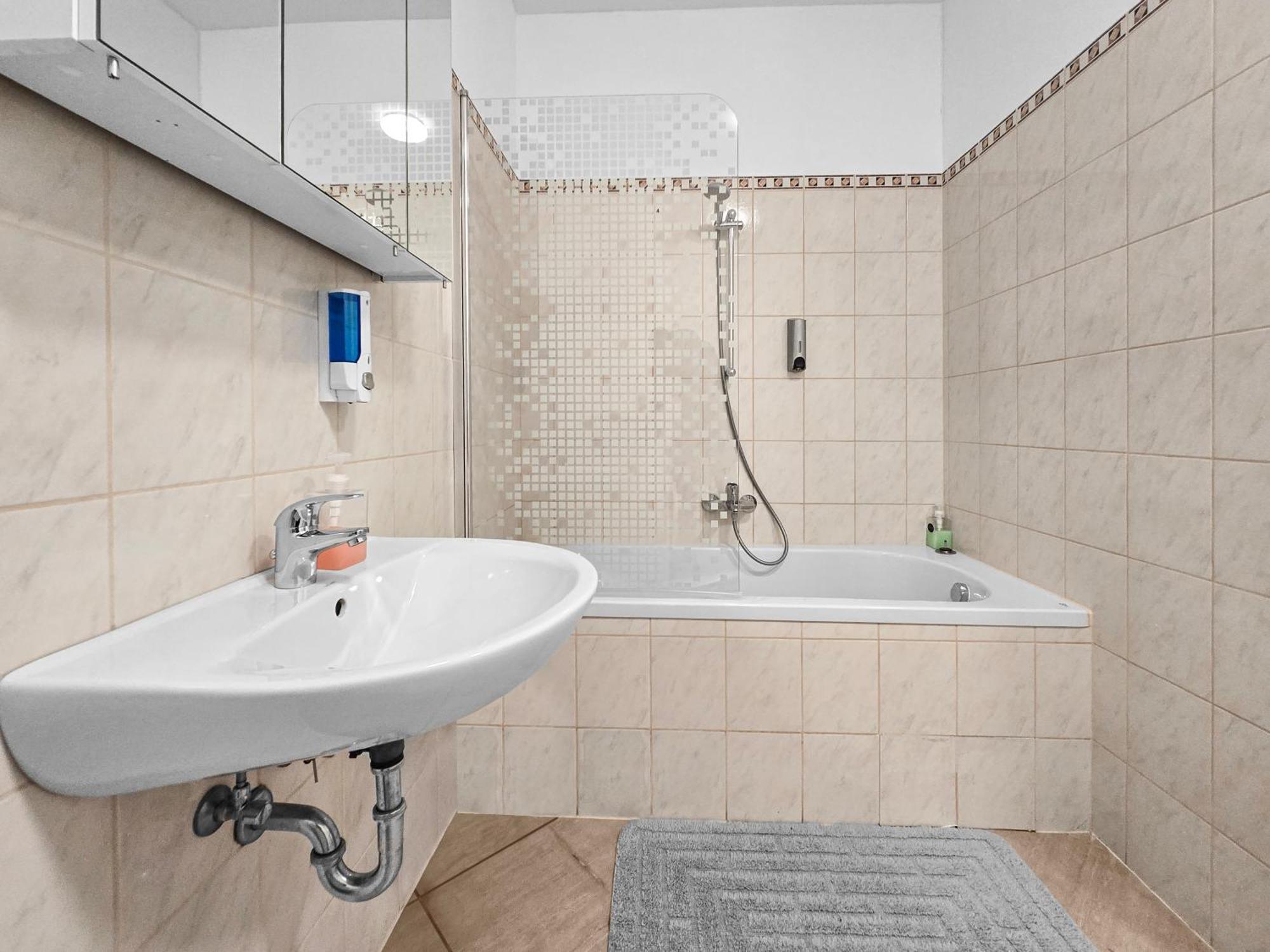Modern Three-Bedroom, Triple King Beds Вена Экстерьер фото