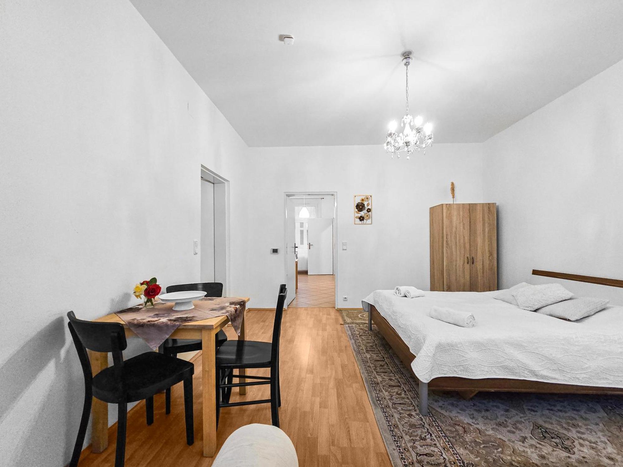 Modern Three-Bedroom, Triple King Beds Вена Экстерьер фото