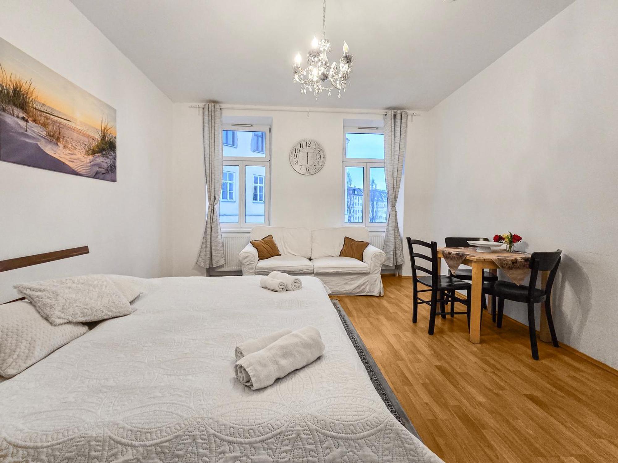 Modern Three-Bedroom, Triple King Beds Вена Экстерьер фото